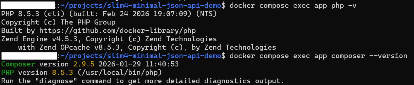 docker compose 起動後に php と composer のバージョンを確認した画面